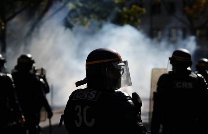 Polizisten stehen bei einem Schülerprotest gegen unterfinanzierte Schulen. Seit Tagen protestieren Schülerinnen und Schüler an den Oberschulen. Seit Beginn der Aktionen kam es zu mehr als 5.000 Festnahmen.<span class='image-autor'>Aurelien Morissard/AP/dpa</span>