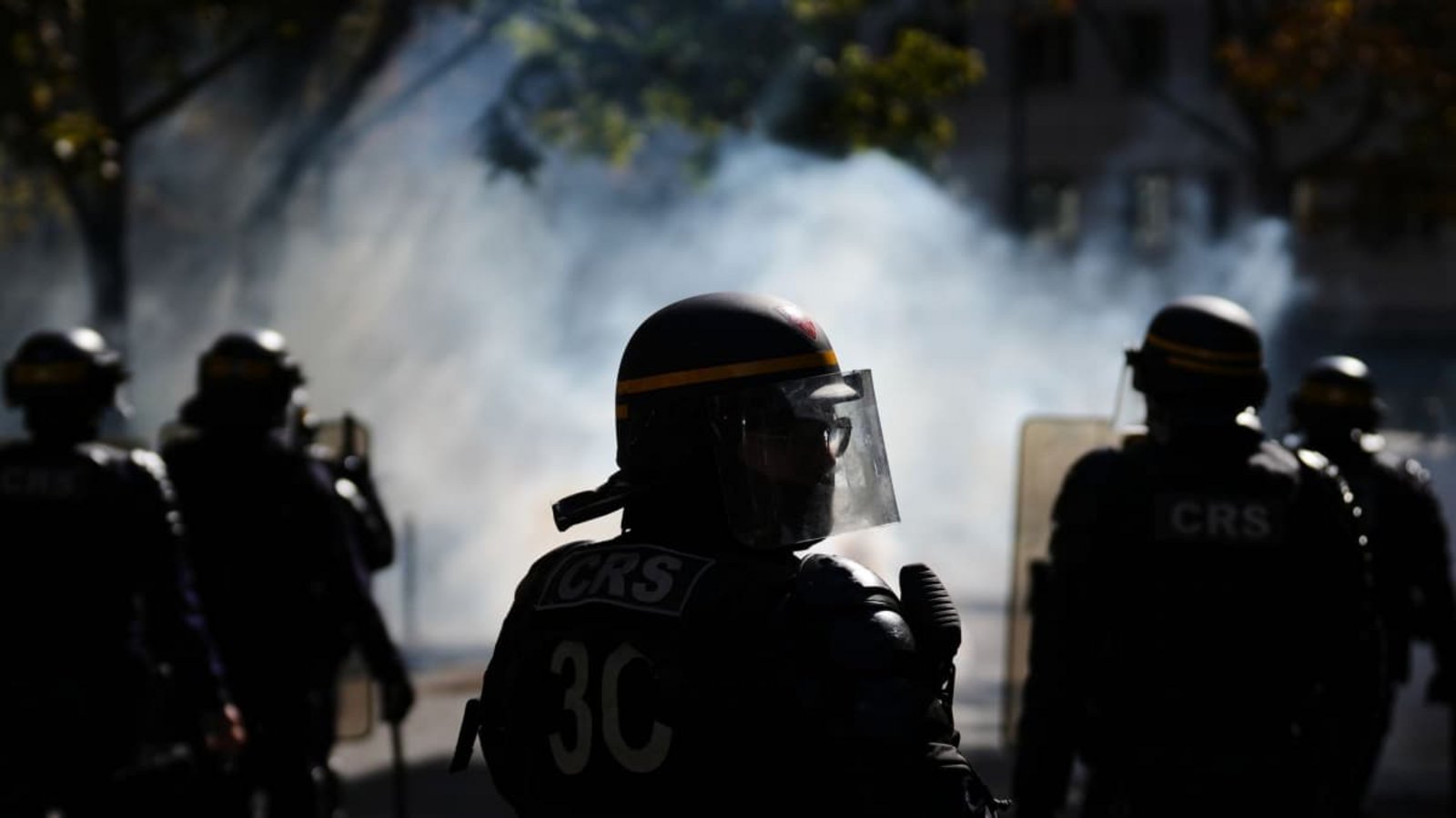 Polizisten stehen bei einem Schülerprotest gegen unterfinanzierte Schulen. Seit Tagen protestieren Schülerinnen und Schüler an den Oberschulen. Seit Beginn der Aktionen kam es zu mehr als 5.000 Festnahmen.Aurelien Morissard/AP/dpa