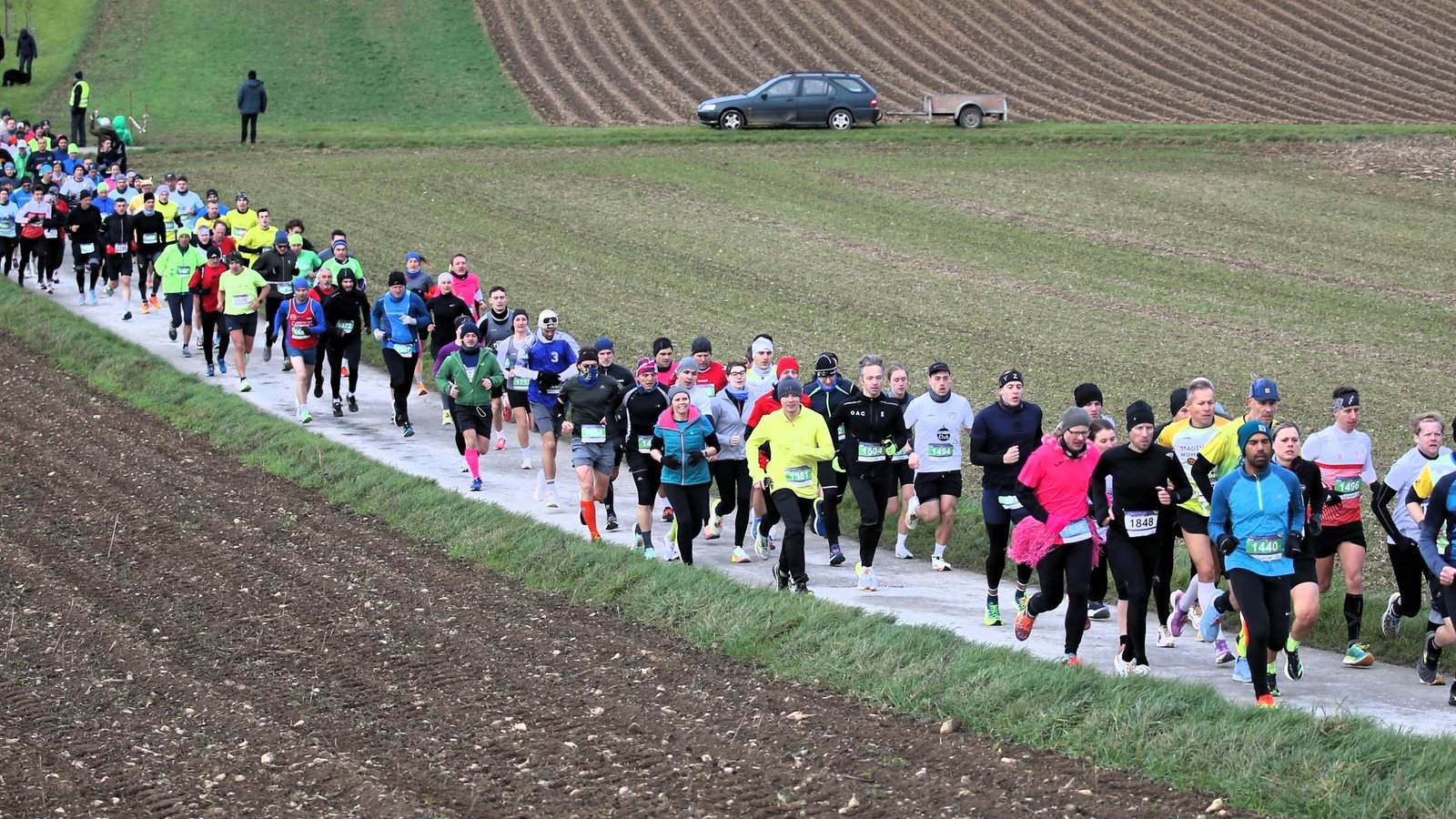 179 Läuferinnen und Läufer nehmen beim Massenstart zum Panoramalauf den ersten Hügel in Angriff. Von Temperaturen um fünf Grad Celsius und eisigem Wind lassen sie sich nicht abschrecken. Fotos: Küppers
