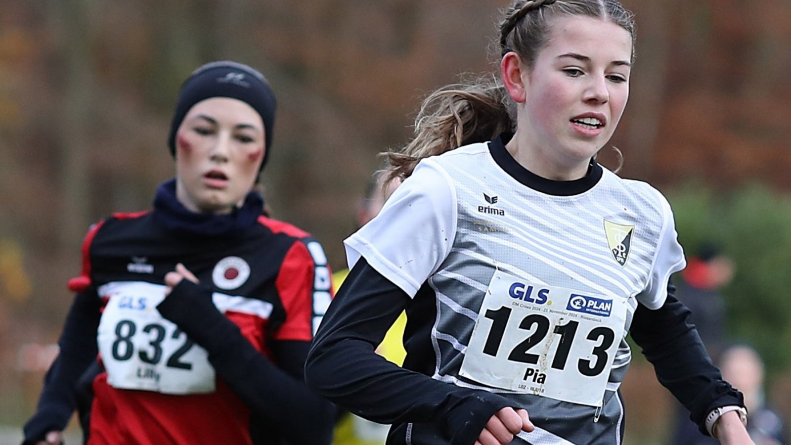 Pia Glauner (Foto, vorne) und Paul Jelden haben bei der Crosslauf-DM viel erlebt. Matschige Strecken wechselten in Nordrhein-Westfalen mit einer Runde durch die Reithalle ab. Fotos: Görlitz