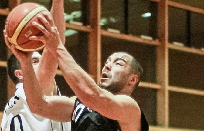 Themis Koupidis (Mitte) und den BSG-Basketballern steht gleich zum Saisonauftakt am Samstag ein wichtiges Spiel bevor. An der Enz ist Kupferzell zu Gast, den Vaihingen/Sachsenheim in der Tabelle hinter sich lassen will.  Foto: Simecek