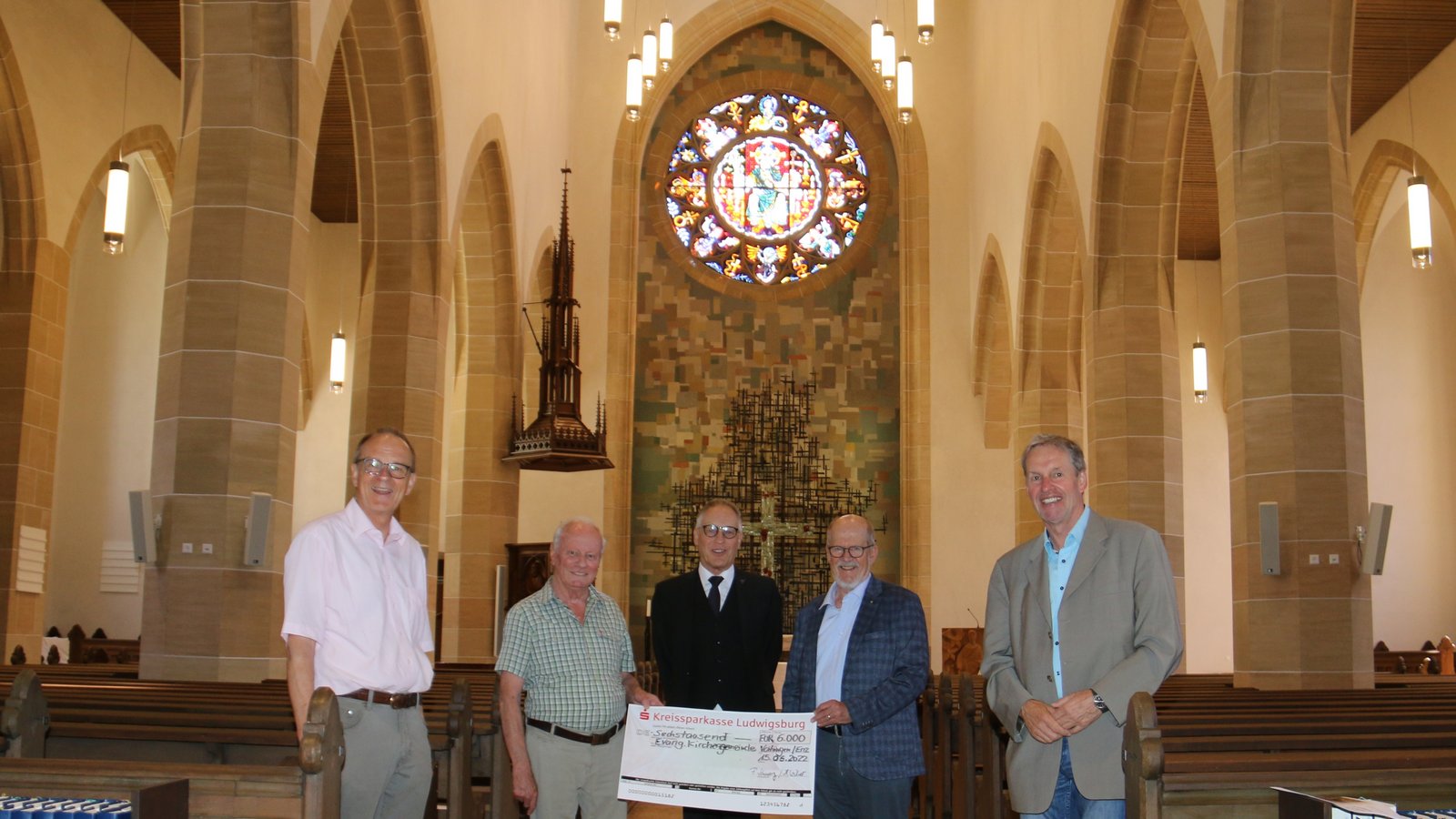 Übergabe des Symbolschecks in der renovierten Vaihinger Stadtkirche mit (von links): Diethelm Martis, Projektleiter Innensanierung Stadtkirche; Frieder Schwarz, Rotary-Club Ludwigsburg; Dekan Reiner Zeyher; Horst Wilser, Rotary-Club Ludwigsburg; Markus J. Widmann, Vorsitzender des Kirchengemeinderats. Fotos: Rücker Übergabe des Symbolschecks in der renovierten Vaihinger Stadtkirche mit (von links): Diethelm Martis, Projektleiter Innensanierung Stadtkirche; Frieder Schwarz, Rotary-Club Ludwigsburg; Dekan Reiner Zeyher; Horst Wilser, Rotary-Club Ludwigsburg; Markus J. Widmann, Vorsitzender des Kirchengemeinderats. Fotos: Rücker