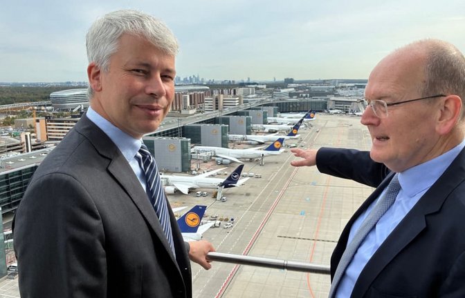 Arndt Schoenemann (r), Chef der Deutschen Flugsicherung, spricht mit Steffen Bilger (CDU), Bundesverkehrsminister, am Frankfurter Flughafen.<span class='image-autor'>Christian Ebner/dpa</span>