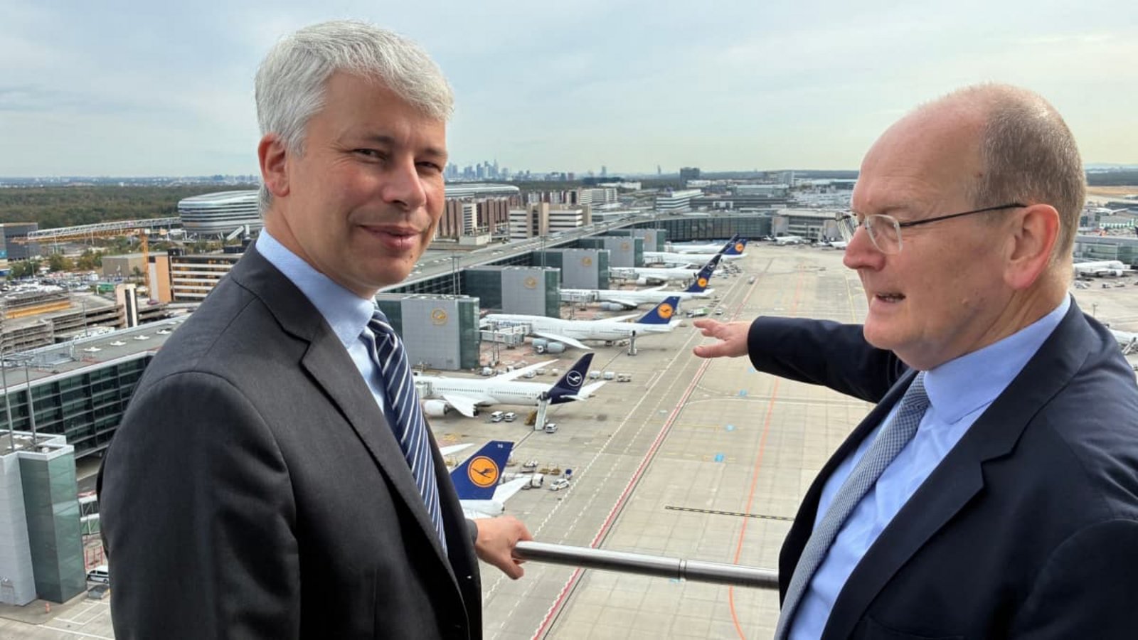 Arndt Schoenemann (r), Chef der Deutschen Flugsicherung, spricht mit Steffen Bilger (CDU), Bundesverkehrsminister, am Frankfurter Flughafen.Christian Ebner/dpa