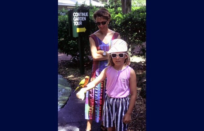 Die Autorin mit ihrer Mutter und einem subtropischen Vogelwesen in Sarasota, Florida, Anfang der 1990er Jahre<span class='image-autor'>privat</span>