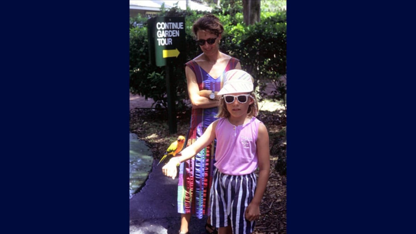Die Autorin mit ihrer Mutter und einem subtropischen Vogelwesen in Sarasota, Florida, Anfang der 1990er Jahreprivat Die Autorin mit ihrer Mutter und einem subtropischen Vogelwesen in Sarasota, Florida, Anfang der 1990er Jahreprivat