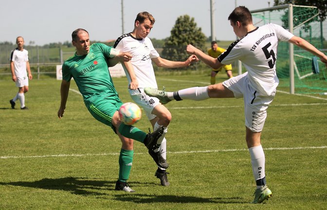 Der TSV Kleinglattbach (von rechts Thomas Haupt und Jan Leitner) holt auf dem Iptinger Zwergberg gegen SVI-Kapitän Benjamin Rapp ein torloses Unentschieden. <span class='image-autor'>Foto: Küppers</span>