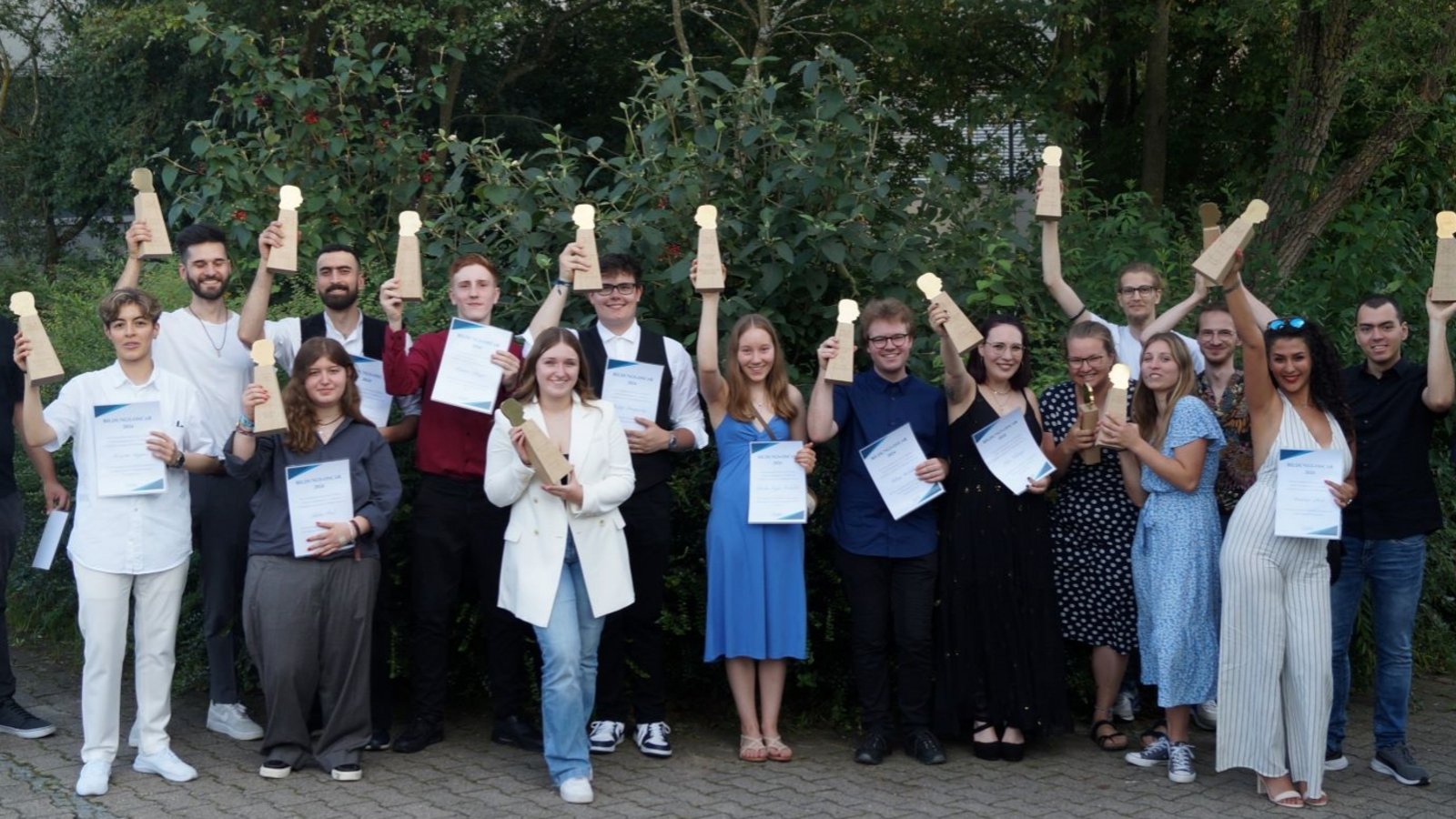 Die Preisträger können mit dem schulintern hergestellten Oscar winken. Foto: p Die Preisträger können mit dem schulintern hergestellten Oscar winken. Foto: p