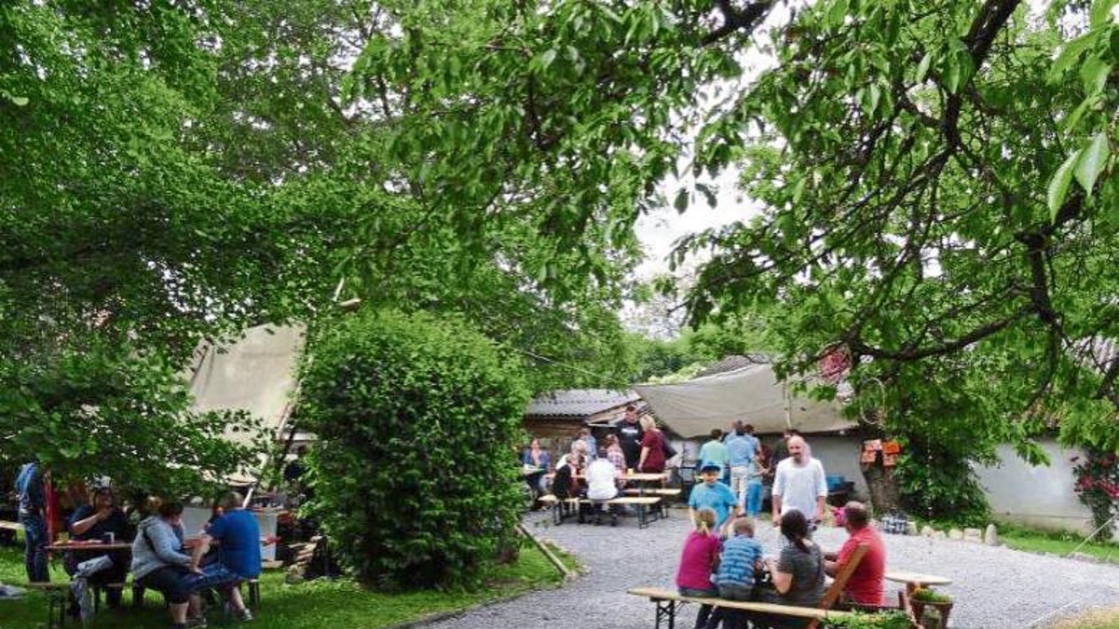 Im Garten des Hauses gab es ein gemütliches Beisammensein. Foto: p Im Garten des Hauses gab es ein gemütliches Beisammensein. Foto: p