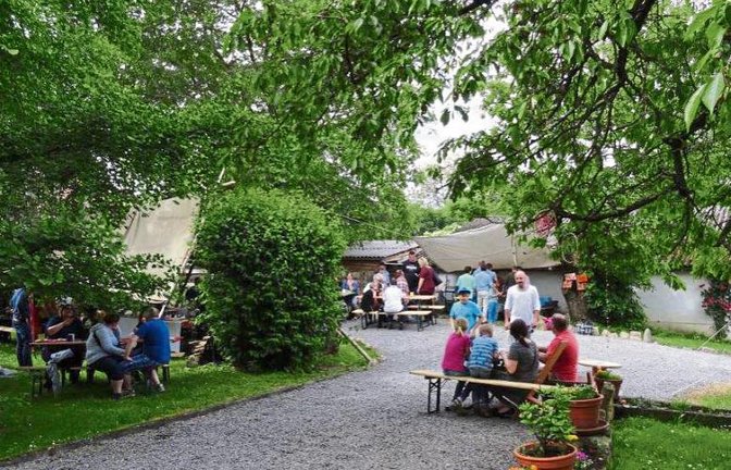 Im Garten des Hauses gab es ein gemütliches Beisammensein.  Foto: p
