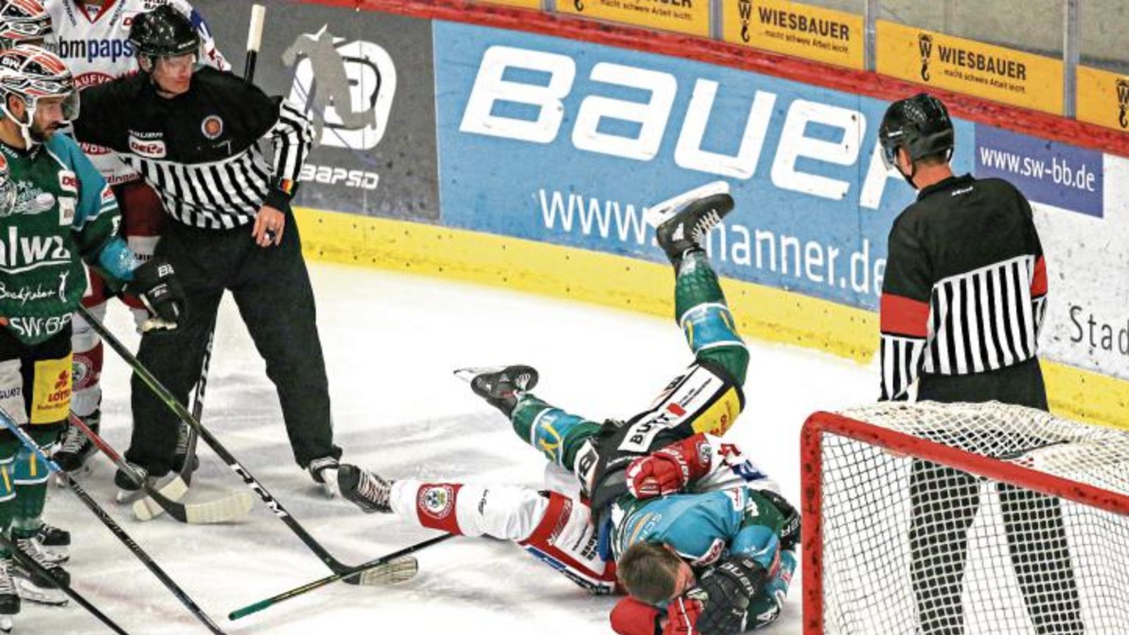 Showeinlage beim Heimspiel im Ellental: Benjamin Zientek und sein Landshuter Kontrahent Marco Baßler liefern sich vor den Augen der Schiedsrichter einen Ringkampf. Foto: Baumann Showeinlage beim Heimspiel im Ellental: Benjamin Zientek und sein Landshuter Kontrahent Marco Baßler liefern sich vor den Augen der Schiedsrichter einen Ringkampf. Foto: Baumann