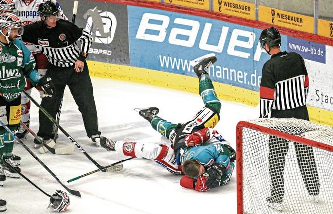 Showeinlage beim Heimspiel im Ellental: Benjamin Zientek und sein Landshuter Kontrahent Marco Baßler liefern sich vor den Augen der Schiedsrichter einen Ringkampf. Foto: Baumann