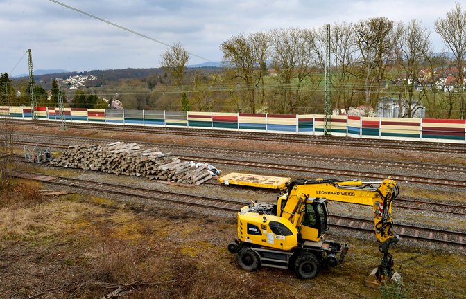 Die Vorarbeiten zu der Schienen-Erneuerung haben bereits begonnen. Alte Schwellen wurden beim Bahnhof Großsachsenheim aufgeschichtet. Im Vordergrund ein Zwei-Wege-Bagger.  <span class='image-autor'>Foto: Kalb</span>