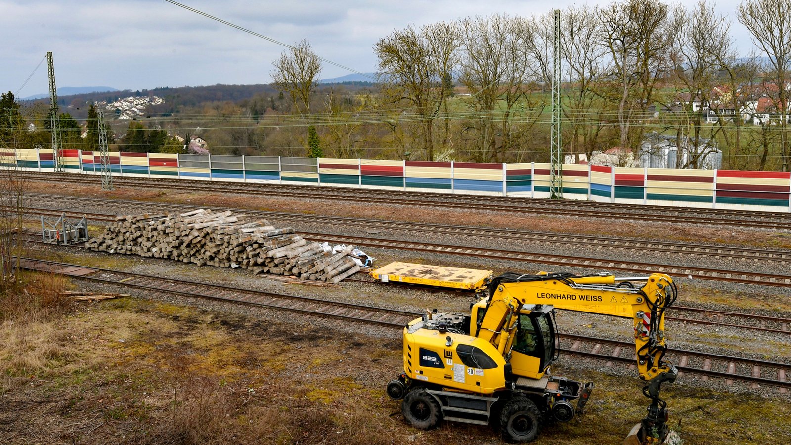 Die Vorarbeiten zu der Schienen-Erneuerung haben bereits begonnen. Alte Schwellen wurden beim Bahnhof Großsachsenheim aufgeschichtet. Im Vordergrund ein Zwei-Wege-Bagger.  Foto: Kalb