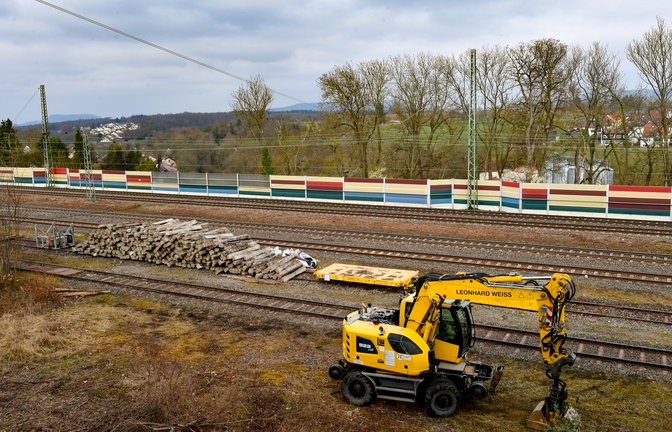 Die Vorarbeiten zu der Schienen-Erneuerung haben bereits begonnen. Alte Schwellen wurden beim Bahnhof Großsachsenheim aufgeschichtet. Im Vordergrund ein Zwei-Wege-Bagger.  <span class='image-autor'>Foto: Kalb</span>