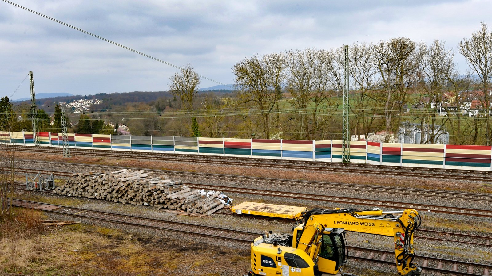 Die Vorarbeiten zu der Schienen-Erneuerung haben bereits begonnen. Alte Schwellen wurden beim Bahnhof Großsachsenheim aufgeschichtet. Im Vordergrund ein Zwei-Wege-Bagger.  Foto: Kalb