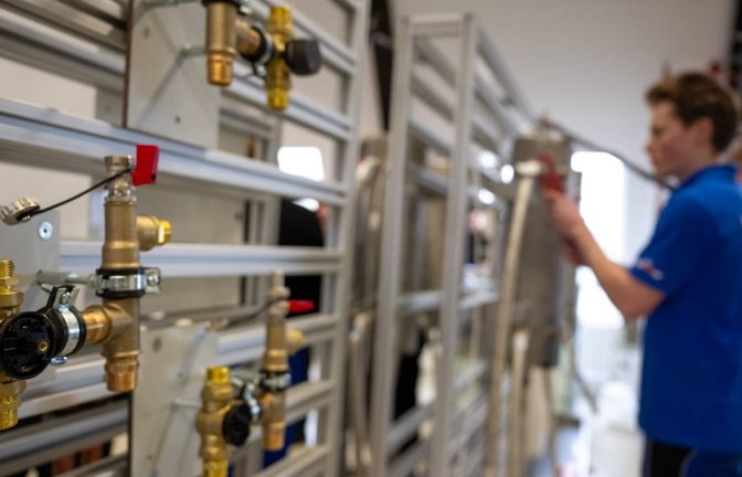 Ein Auszubildender arbeitet an einer Anlage im Kompetenzzentrum der Innung Sanitär Heizung Klempner Klima Berlin. Viele Betriebe haben Probleme, Nachwuchs zu finden.<span class='image-autor'>Monika Skolimowska/dpa</span>