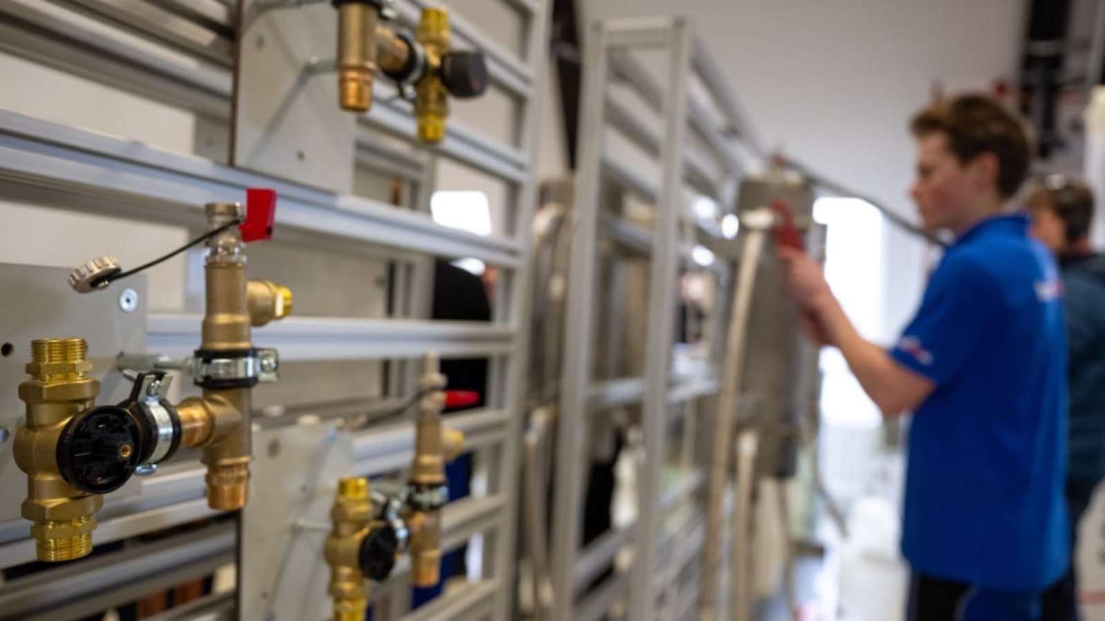 Ein Auszubildender arbeitet an einer Anlage im Kompetenzzentrum der Innung Sanitär Heizung Klempner Klima Berlin. Viele Betriebe haben Probleme, Nachwuchs zu finden.Monika Skolimowska/dpa Ein Auszubildender arbeitet an einer Anlage im Kompetenzzentrum der Innung Sanitär Heizung Klempner Klima Berlin. Viele Betriebe haben Probleme, Nachwuchs zu finden.Monika Skolimowska/dpa