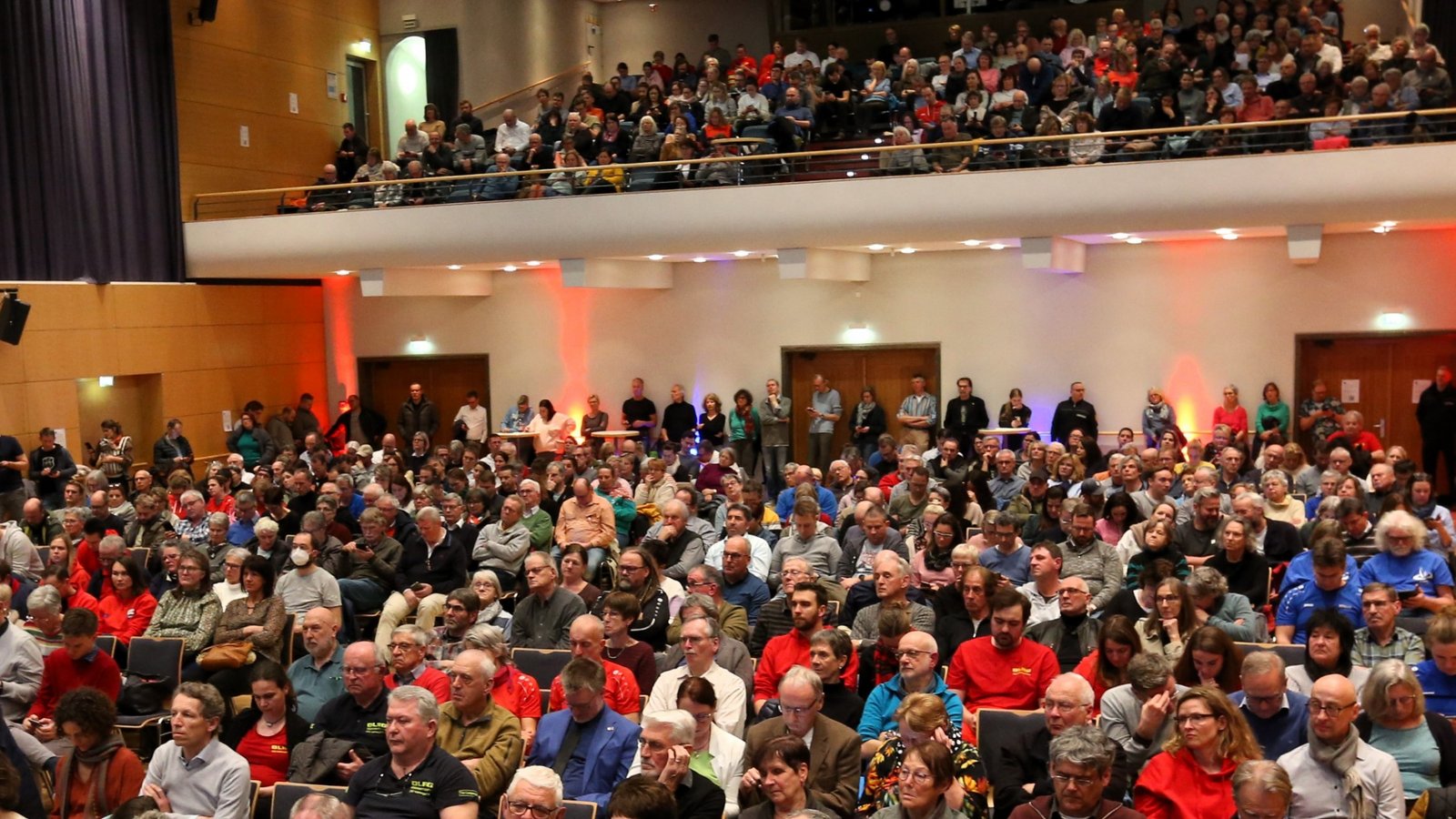 Fast 600 Besucher in der Stadthalle interessieren sich beim Themenabend für die heißen Eisen aus der Vaihinger Kommunalpolitik.  Fotos: Küppers