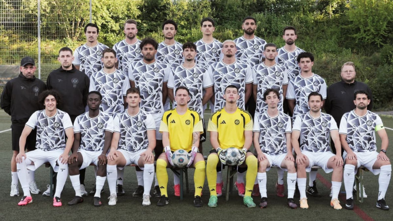 Die Spieler samt Trainer und Betreuer des Landesliga-Neuling ASV Botnang sind heiß auf den Start. Oben von links: Yassine Arich, Marco Hörner, Ilyasse Hibaoui, Marouan Abarriche, Dany Abdul-Karim, Colin Schmidt. Mitte von links: Co-Trainer Alessandro Russo, Torwart-Trainer Robin Fast, Michael Höschele, Will Chinedu Ugarkovic, Dominik Zagrovic, Edison Qenaj, Yasir Aouini, Georgios Parlapanis, Trainer Alexander Schweizer. Unten von links: Darwan Hassan, Christ Amoah-Ampofo, Mateo Prajo, Yannick Schuster, Julian Velickov, Patrick Lehmann, Daniel Schweizer, Mirlind Kamberi.Günter Bergmann
