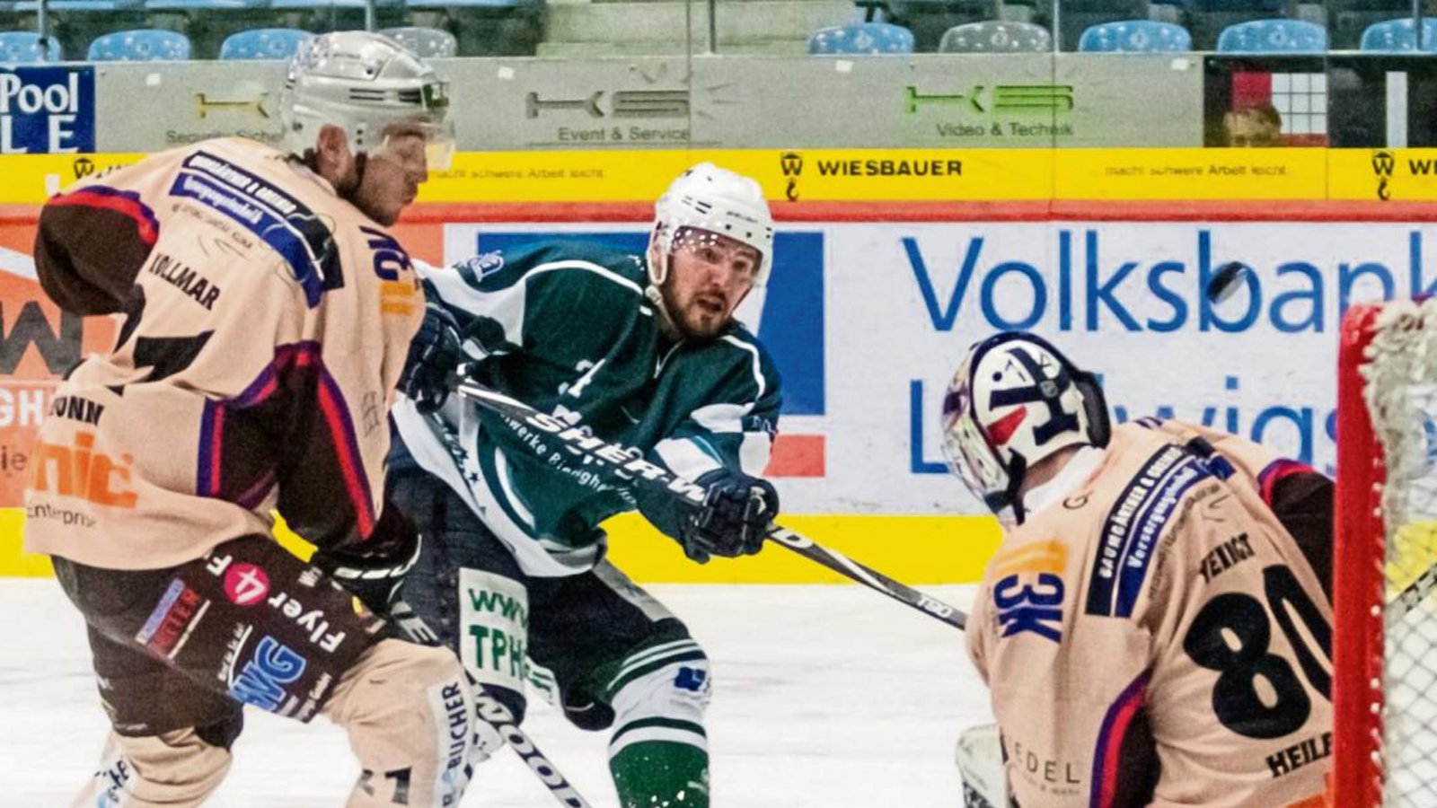 Bietigheims Heiko Hirsch (Mitte) vergibt eine Großchance gegen Felix Kollmar (links) und Eisbären-Goalie Kevin Yeingst (rechts). Foto: Simecek