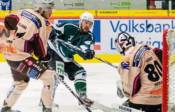 Bietigheims Heiko Hirsch (Mitte) vergibt eine Großchance gegen Felix Kollmar (links) und Eisbären-Goalie Kevin Yeingst (rechts). Foto: Simecek