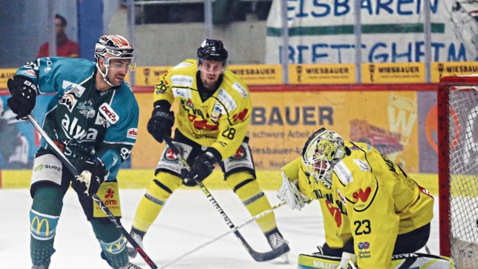Frederik Cabana (links) scheitert zwar hier an seinem ehemaligen Mannschaftskameraden Sinisa Martinovic. Doch bereits nach 47 Sekunden hatte er den Tölzer Goalie überwunden. Foto: Baumann Frederik Cabana (links) scheitert zwar hier an seinem ehemaligen Mannschaftskameraden Sinisa Martinovic. Doch bereits nach 47 Sekunden hatte er den Tölzer Goalie überwunden. Foto: Baumann