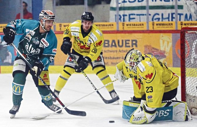 Frederik Cabana (links) scheitert zwar hier an seinem ehemaligen Mannschaftskameraden Sinisa Martinovic. Doch bereits nach 47 Sekunden hatte er den Tölzer Goalie überwunden. Foto: Baumann