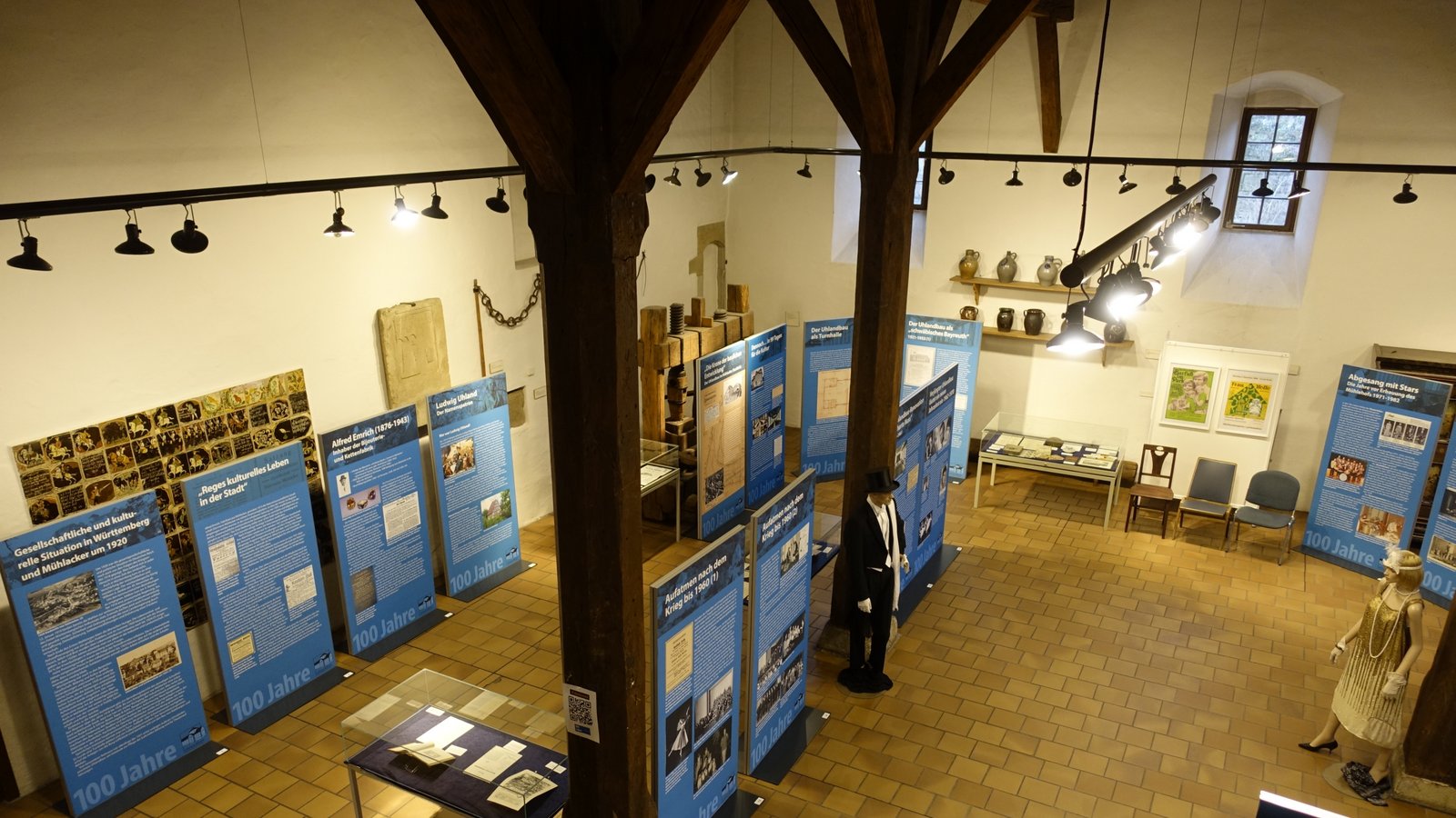Die Uhlandbau-Ausstellung in der Kelter Mühlacker biegt auf die Zielgerade ein. Nur noch bis zum 27. Februar ist die informative Schau sonntags von 14 bis 17 Uhr zu erleben. Wer sich noch einen Überblick über das gesellschaftliche und kulturelle Leben der letzten 100 Jahre in Mühlacker, das untrennbar mit dem Uhlandbau verbunden ist, verschaffen will, sollte also nicht mehr lange zögern. Eine Verlängerung der Ausstellung ist nicht möglich, da das Heimatmuseum bereits ab Mitte März mit neuen Programmpunkten aufwartet. Bis dahin kann man sich aber noch an den Fotos bekannter Künstler, die im Uhlandbau zu Gast waren, erfreuen oder an der Hörstation Peter Frankenfeld bei seiner aus Mühlacker gesendeten Quizsendung lauschen. Foto: p Die Uhlandbau-Ausstellung in der Kelter Mühlacker biegt auf die Zielgerade ein. Nur noch bis zum 27. Februar ist die informative Schau sonntags von 14 bis 17 Uhr zu erleben. Wer sich noch einen Überblick über das gesellschaftliche und kulturelle Leben der letzten 100 Jahre in Mühlacker, das untrennbar mit dem Uhlandbau verbunden ist, verschaffen will, sollte also nicht mehr lange zögern. Eine Verlängerung der Ausstellung ist nicht möglich, da das Heimatmuseum bereits ab Mitte März mit neuen Programmpunkten aufwartet. Bis dahin kann man sich aber noch an den Fotos bekannter Künstler, die im Uhlandbau zu Gast waren, erfreuen oder an der Hörstation Peter Frankenfeld bei seiner aus Mühlacker gesendeten Quizsendung lauschen. Foto: p