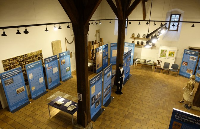 Die Uhlandbau-Ausstellung in der Kelter Mühlacker biegt auf die Zielgerade ein. Nur noch bis zum 27. Februar ist die informative Schau sonntags von 14 bis 17 Uhr zu erleben. Wer sich noch einen Überblick über das gesellschaftliche und kulturelle Leben der letzten 100 Jahre in Mühlacker, das untrennbar mit dem Uhlandbau verbunden ist, verschaffen will, sollte also nicht mehr lange zögern. Eine Verlängerung der Ausstellung ist nicht möglich, da das Heimatmuseum bereits ab Mitte März mit neuen Programmpunkten aufwartet. Bis dahin kann man sich aber noch an den Fotos bekannter Künstler, die im Uhlandbau zu Gast waren, erfreuen oder an der Hörstation Peter Frankenfeld bei seiner aus Mühlacker gesendeten Quizsendung lauschen. <span class='image-autor'>Foto: p</span>