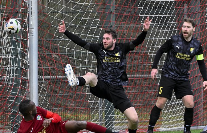 Ensingen verteiligt mit allem, doch der Schuss von Leon Sezgi (FC Mezpotamya) findet einen Weg ins Netz zum 1:2. Stefan Roßmann versucht noch, mit den Fuß zu klären. <span class='image-autor'>Fotos: Leitner</span>