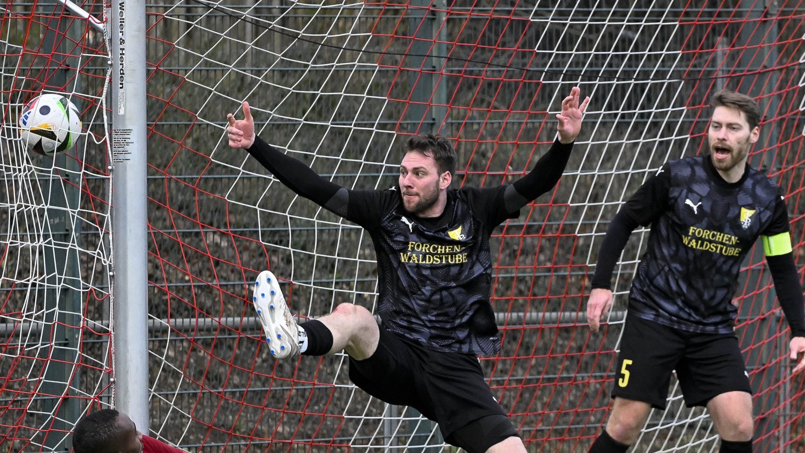 Ensingen verteiligt mit allem, doch der Schuss von Leon Sezgi (FC Mezpotamya) findet einen Weg ins Netz zum 1:2. Stefan Roßmann versucht noch, mit den Fuß zu klären. Fotos: Leitner