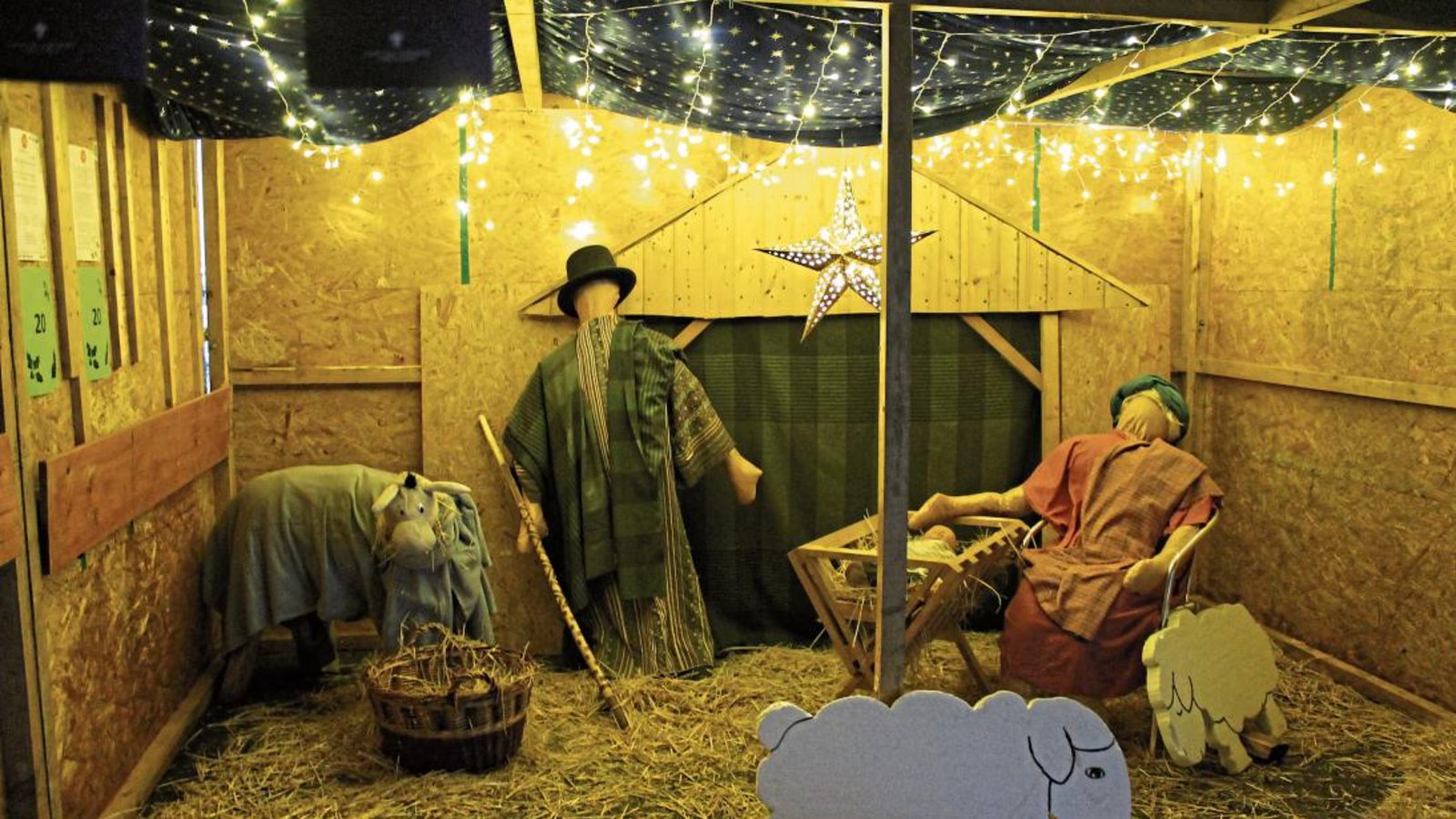 In der lebensgroßen Krippe gibt es für die Besucher täglich auch neue Lied- und Adventskalenderblätter. Foto: Pfisterer In der lebensgroßen Krippe gibt es für die Besucher täglich auch neue Lied- und Adventskalenderblätter. Foto: Pfisterer