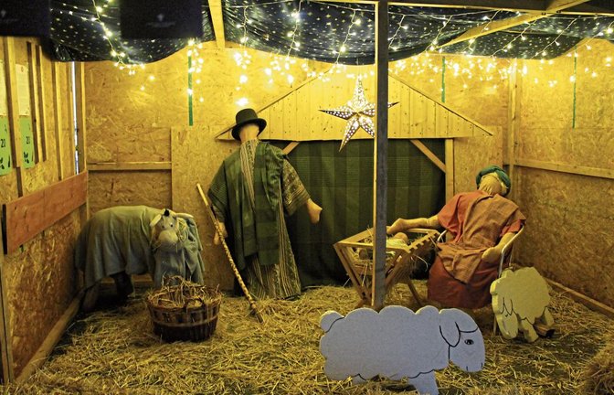 In der lebensgroßen Krippe gibt es für die Besucher täglich auch neue Lied- und Adventskalenderblätter.  Foto: Pfisterer