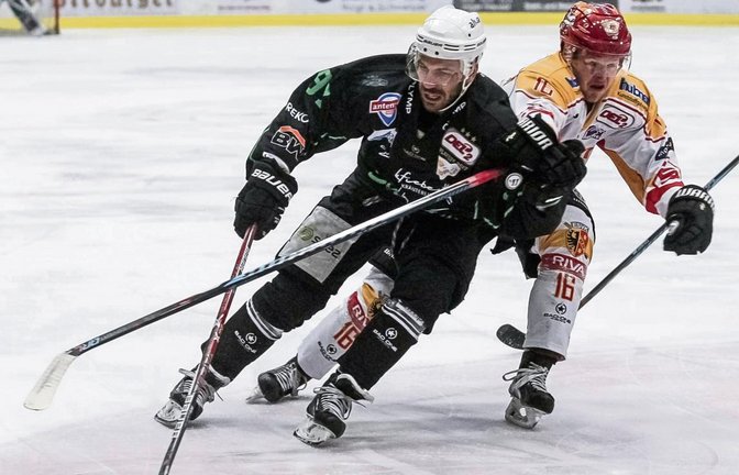 Bietigheims Frederik Cabana (links) hat gegen den ESV Kaufbeuren nach langer Verletzungspause sein Comeback gegeben. Foto: Simecek