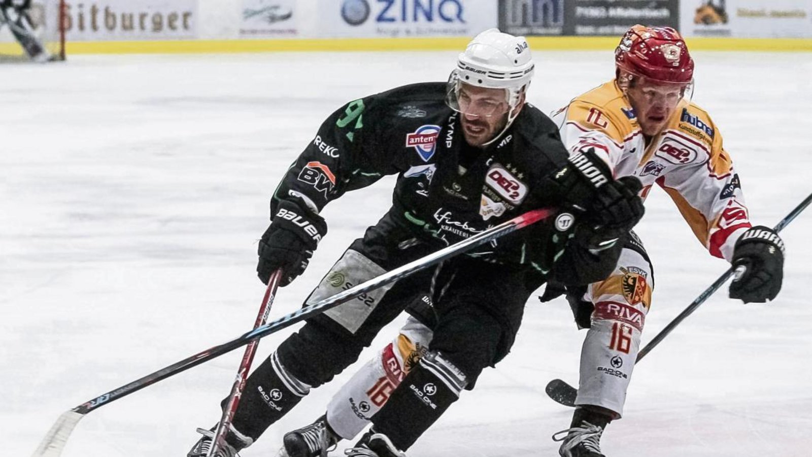Bietigheims Frederik Cabana (links) hat gegen den ESV Kaufbeuren nach langer Verletzungspause sein Comeback gegeben. Foto: Simecek Bietigheims Frederik Cabana (links) hat gegen den ESV Kaufbeuren nach langer Verletzungspause sein Comeback gegeben. Foto: Simecek
