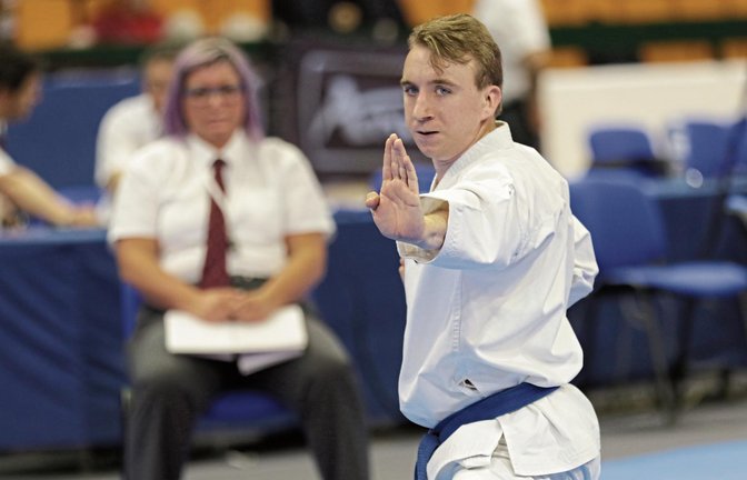 Albert Singer hat sich wieder gegen seinen Freund und Vereinskameraden Michael Lesic durchgesetzt und Gold bei der Karate-DM in der Kategorie geistige Behinderung geholt. Foto: Archiv/Kraußer