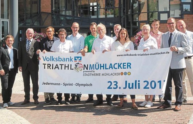 Veranstalter und Sponsoren freuen sich auf spannende Wettkämpfe beim Volksbank-Triathlon Mühlacker am 23. Juli. An dieser Stelle auf dem Kelterplatz wird das Zieltor stehen. Foto: Kollros