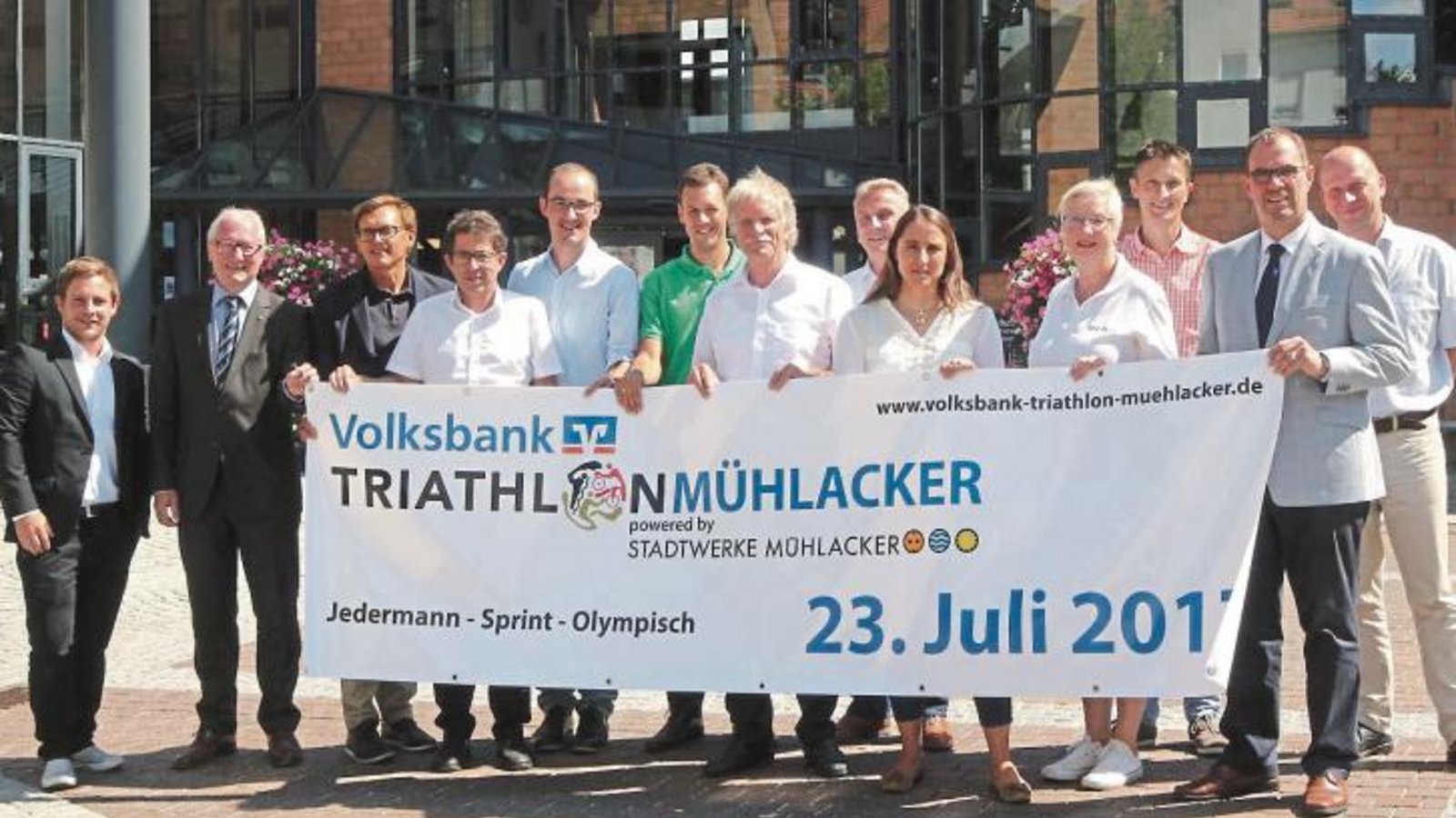 Veranstalter und Sponsoren freuen sich auf spannende Wettkämpfe beim Volksbank-Triathlon Mühlacker am 23. Juli. An dieser Stelle auf dem Kelterplatz wird das Zieltor stehen. Foto: Kollros