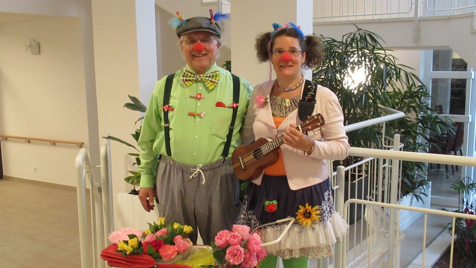Iris Bihlmaier und Hans-Peter Raggi freuen sich, dass sie dank der Spende den Bewohnerinnen und Bewohnern des Gerok-Stiftes weiter Freude bereiten können.  Foto: pFoto: p