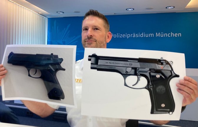 Polizei-Pressesprecher&nbsp;Thomas Schelshorn zeigt die Softair Waffe (links) und eine echte Berreta 92 (rechts). Ein 14-jähriger ist in München durch einen Polizeischuss verletzt worden, nachdem&nbsp;er auf offener Straße mit der täuschend echt aussehenden Softair-Waffe hantiert hatte.<span class='image-autor'>Sabine Dobel/dpa</span>