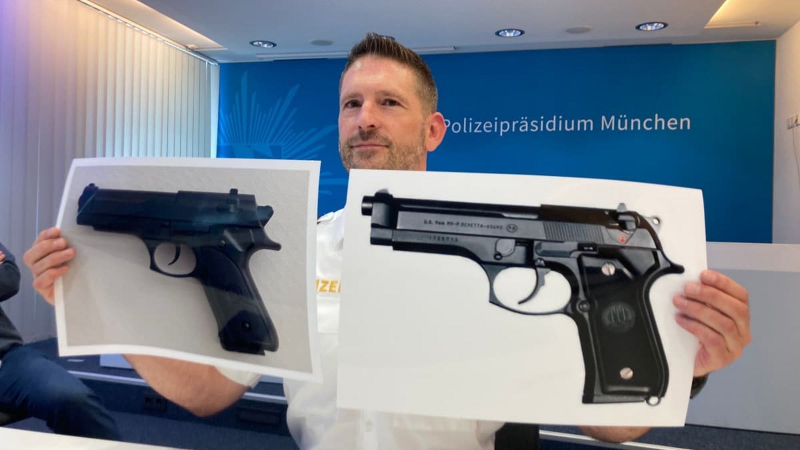 Polizei-Pressesprecher&nbsp;Thomas Schelshorn zeigt die Softair Waffe (links) und eine echte Berreta 92 (rechts). Ein 14-jähriger ist in München durch einen Polizeischuss verletzt worden, nachdem&nbsp;er auf offener Straße mit der täuschend echt aussehenden Softair-Waffe hantiert hatte.Sabine Dobel/dpa