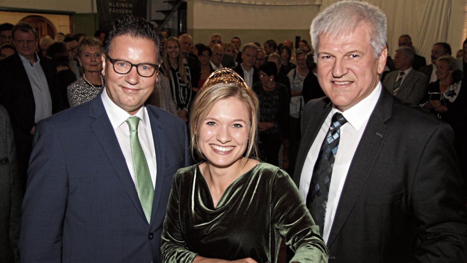 Im Beisein von Oberbürgermeister Gerd Maisch (rechts) und des Ministers für den Ländlichen Raum, Peter Hauk, durfte sich Carolin Klöckner am Samstagabend bereits zum zweiten Mal in das Goldene Buch der Stadt Vaihingen eintragen. Fotos: Banholzer Im Beisein von Oberbürgermeister Gerd Maisch (rechts) und des Ministers für den Ländlichen Raum, Peter Hauk, durfte sich Carolin Klöckner am Samstagabend bereits zum zweiten Mal in das Goldene Buch der Stadt Vaihingen eintragen. Fotos: Banholzer