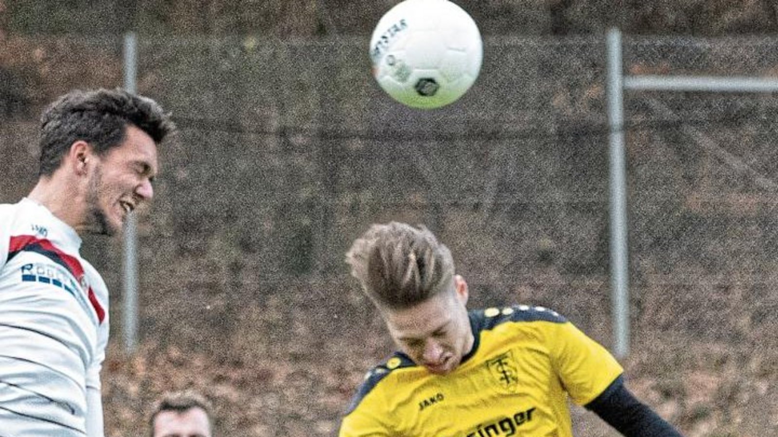 Max Lohfink (rechts) setzt sich im Spiel gegen den TSV Wiernsheim durch. Foto: Leitner Max Lohfink (rechts) setzt sich im Spiel gegen den TSV Wiernsheim durch. Foto: Leitner