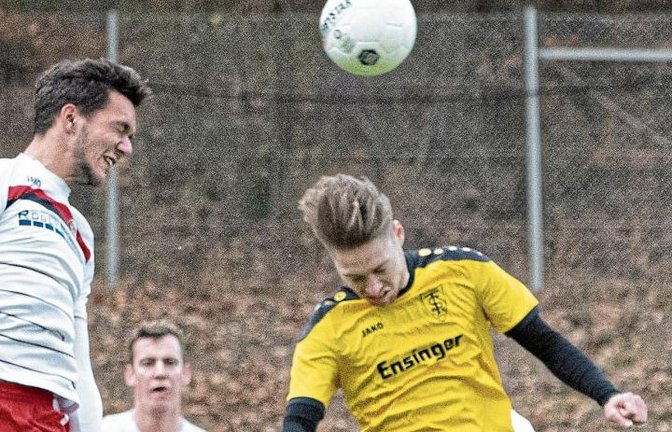 Max Lohfink (rechts) setzt sich im Spiel gegen den TSV Wiernsheim durch. Foto: Leitner