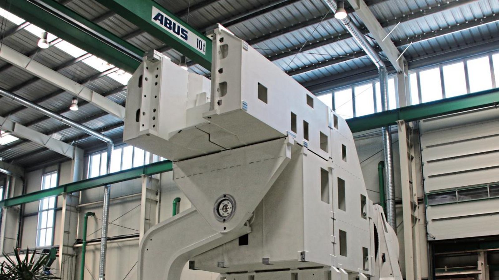 Diese mächtige medizinische Spezialmaschine baute das Hochdorfer Unternehmen Raiser im vergangenen halben Jahr zusammen. Am Freitag ist die Endabnahme. Fotos: Bögel Diese mächtige medizinische Spezialmaschine baute das Hochdorfer Unternehmen Raiser im vergangenen halben Jahr zusammen. Am Freitag ist die Endabnahme. Fotos: Bögel