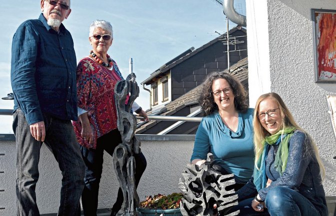 Marcel Hager (von links), Margret Schmid-Hager, Angelika Burgstaller und Sonja Hager zeigen anhand der Aluminium-Silizium-Skulpturen die Vielseitigkeit des Künstlers auf.  Fotos: Stahlfeld