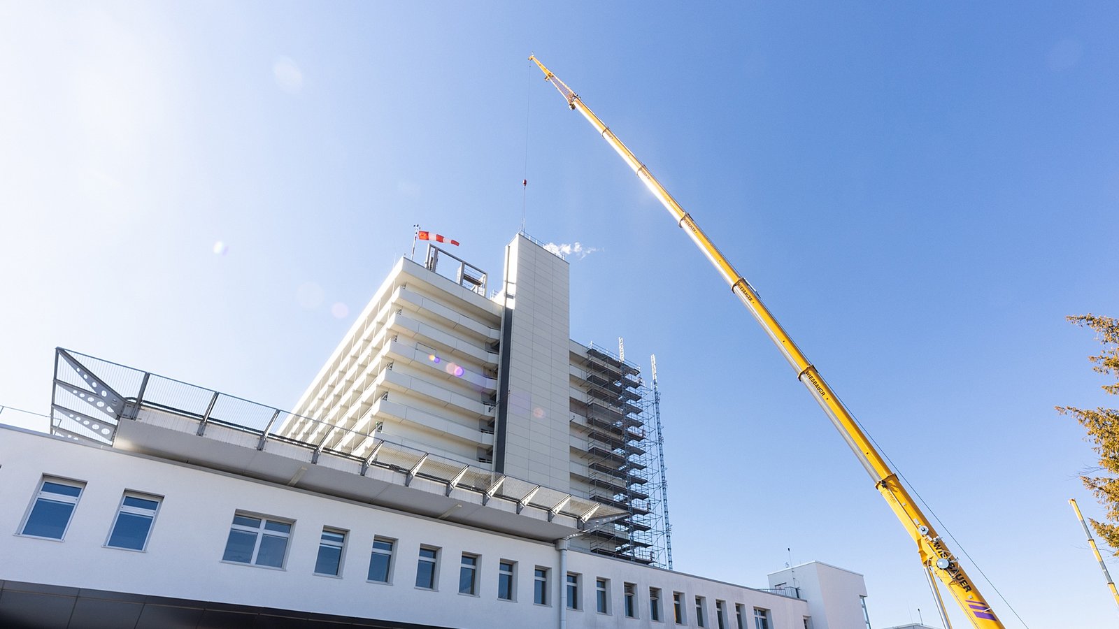 In der Erlachhofstraße am Ludwigsburger Klinikum hievte ein Kran große Teile für die neue Kühltechnik auf das Klinikdach. Foto: Stollenberg In der Erlachhofstraße am Ludwigsburger Klinikum hievte ein Kran große Teile für die neue Kühltechnik auf das Klinikdach. Foto: Stollenberg
