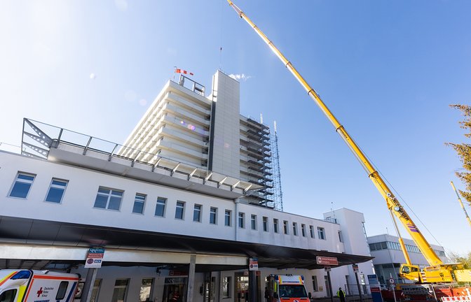 In der Erlachhofstraße am Ludwigsburger Klinikum hievte ein Kran große Teile für die neue Kühltechnik auf das Klinikdach. <span class='image-autor'>Foto: Stollenberg</span>