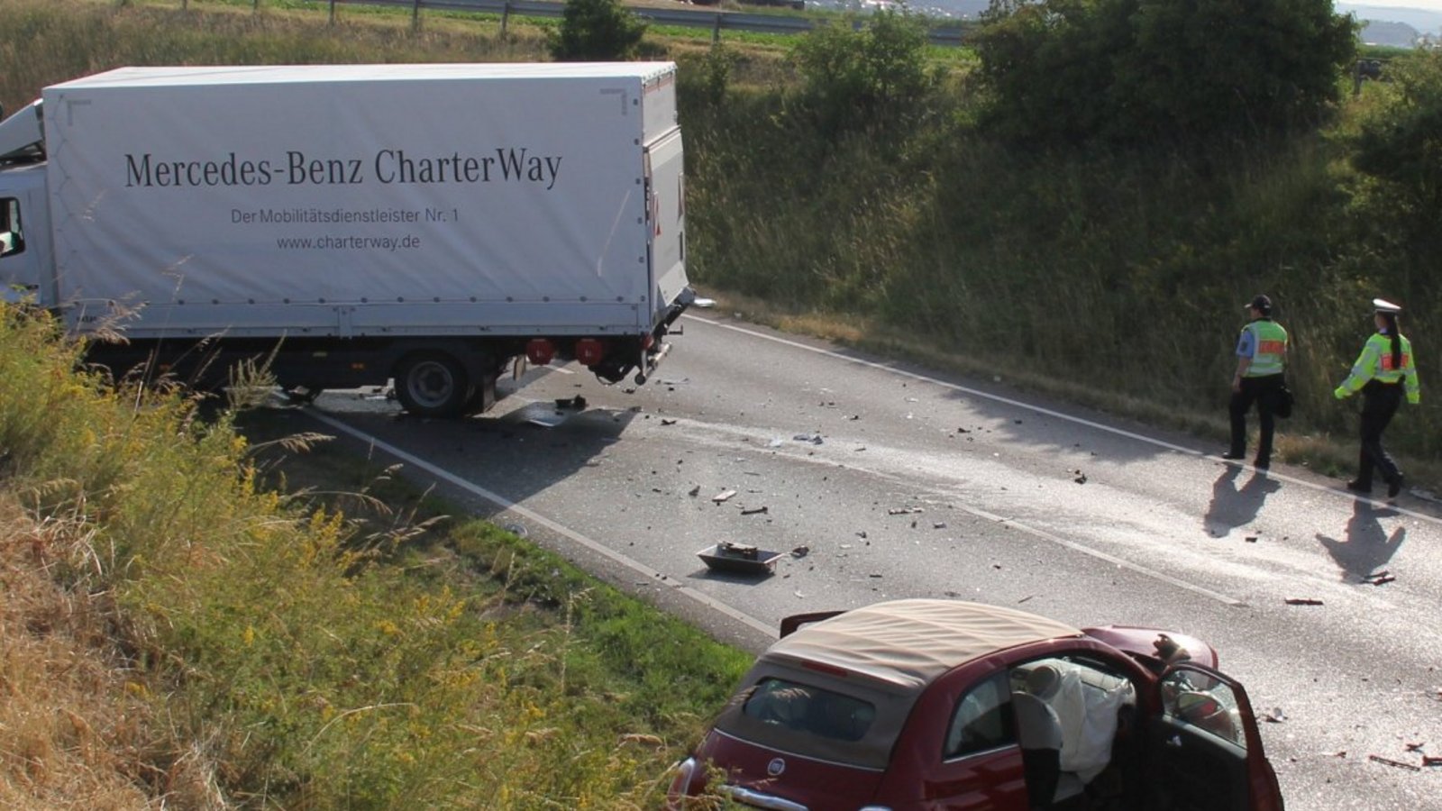 Die Landesstraße blieb nach dem Unfall fast drei Stunden komplett gesperrt. Foto: Kauer Die Landesstraße blieb nach dem Unfall fast drei Stunden komplett gesperrt. Foto: Kauer